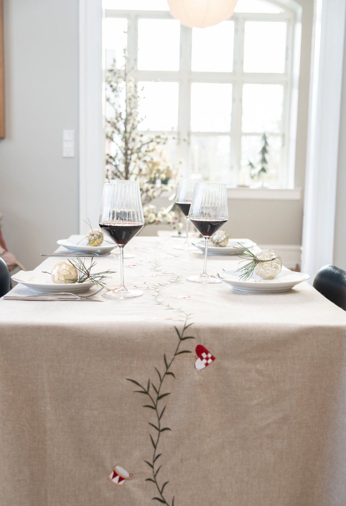 Dukat bord med julduk med broderad julranka från Speedtsberg