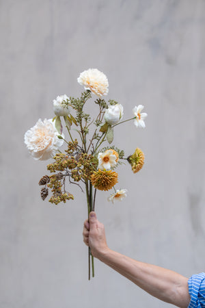 Bukett med konstgjorda blommor och kottekvist från Speedtsberg