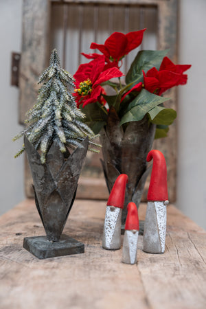 Rustika vaser med bukett av konstgjorda julstjärnor och gran