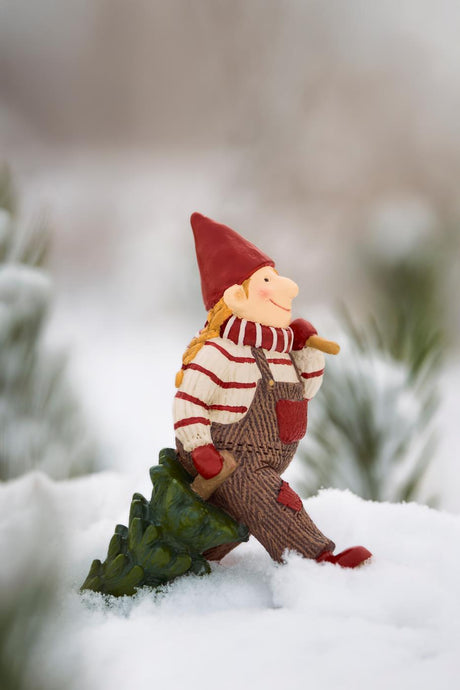 Ribenissen Freja med julgran från Ib Laursen går i snön