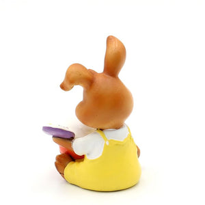 Påskeharerne maler påskeæg