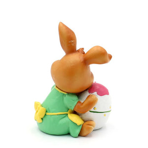 Påskeharerne maler påskeæg