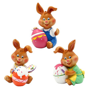 Påskeharerne maler påskeæg