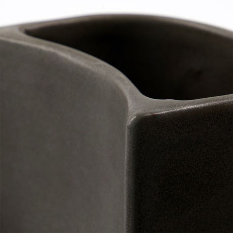 Glasuren på Meraki Datura børste- og sæbeholder i mørkegrå set tæt på