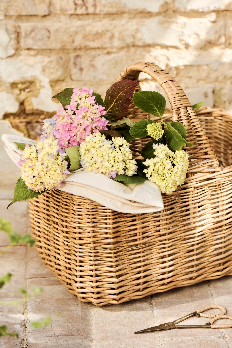 Kurv i pil fra Ib Laursen fyldt med afklippede hortensia