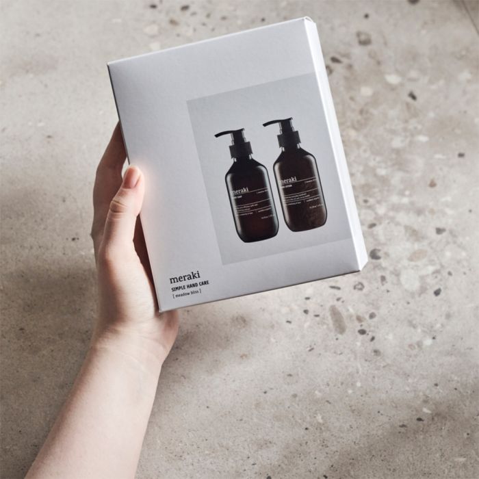 Hånd holder gaveæske med Meraki håndsæbe og håndlotion Meadow bliss 