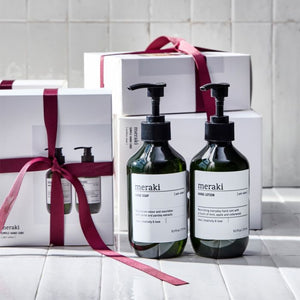 Gaveæske Meraki med håndsæbe og håndlotion med gavebånd om og to flasker 
