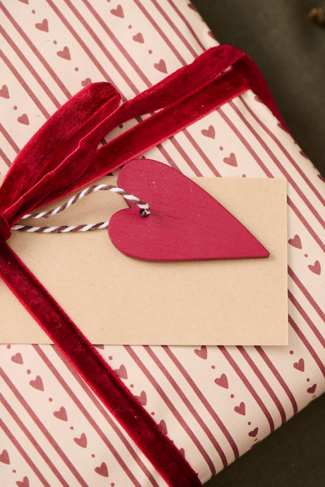 Presentdekoration rött trähjärta från Ib Laursen bundet på julklapp