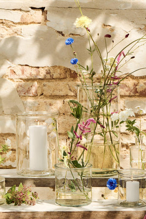 Cylindergals med blomster og bloklys i fra Ib Laursen
