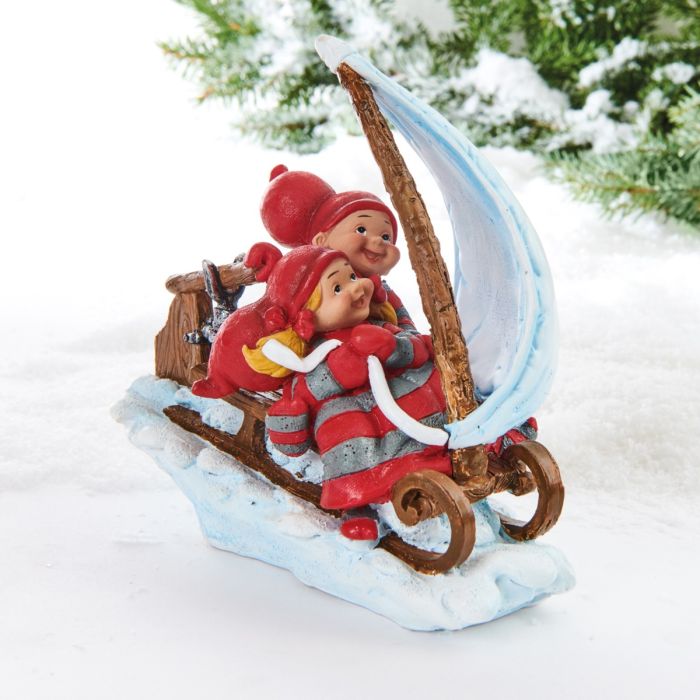 Babynisser på kælk med sejl