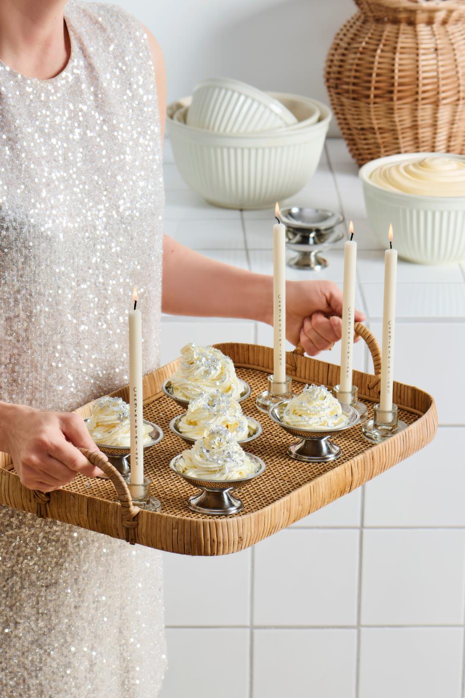 Bakke med små dessertskåle fra Ib Laursen med dessert i
