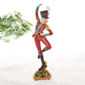 Soldat fra Nøddeknækkeren danser ballet. Figur fra Pobra til dekoration.