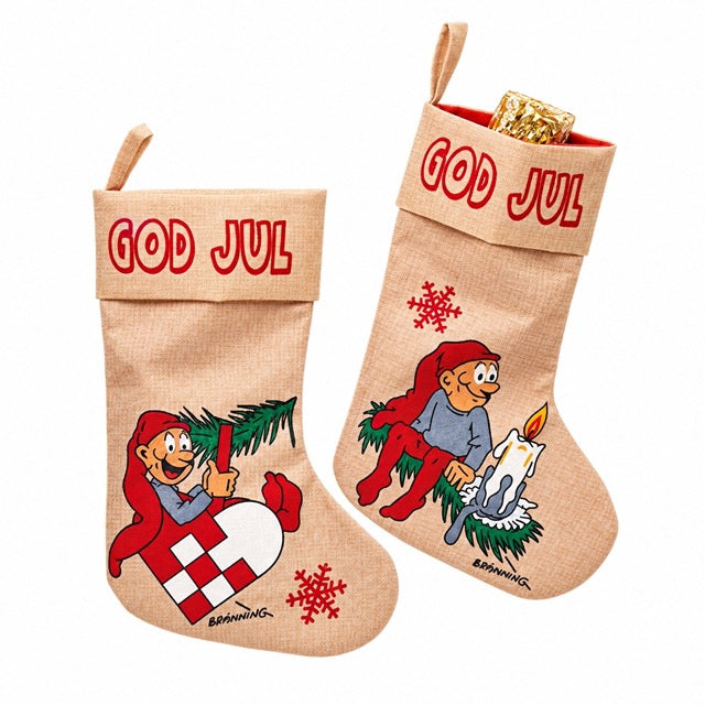 Julstrumpa i naturfärgad juteväv från Pobra med klassiska Brammingtomtar, välj mellan tomte med flätat julhjärta eller tomte med ljus på en grangren