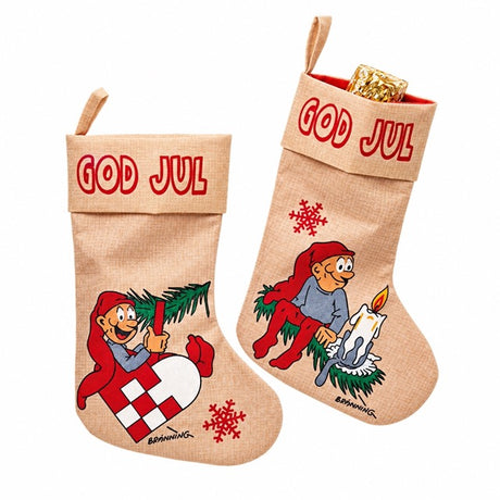 Julstrumpa i naturfärgad juteväv från Pobra med klassiska Brammingtomtar, välj mellan tomte med flätat julhjärta eller tomte med ljus på en grangren