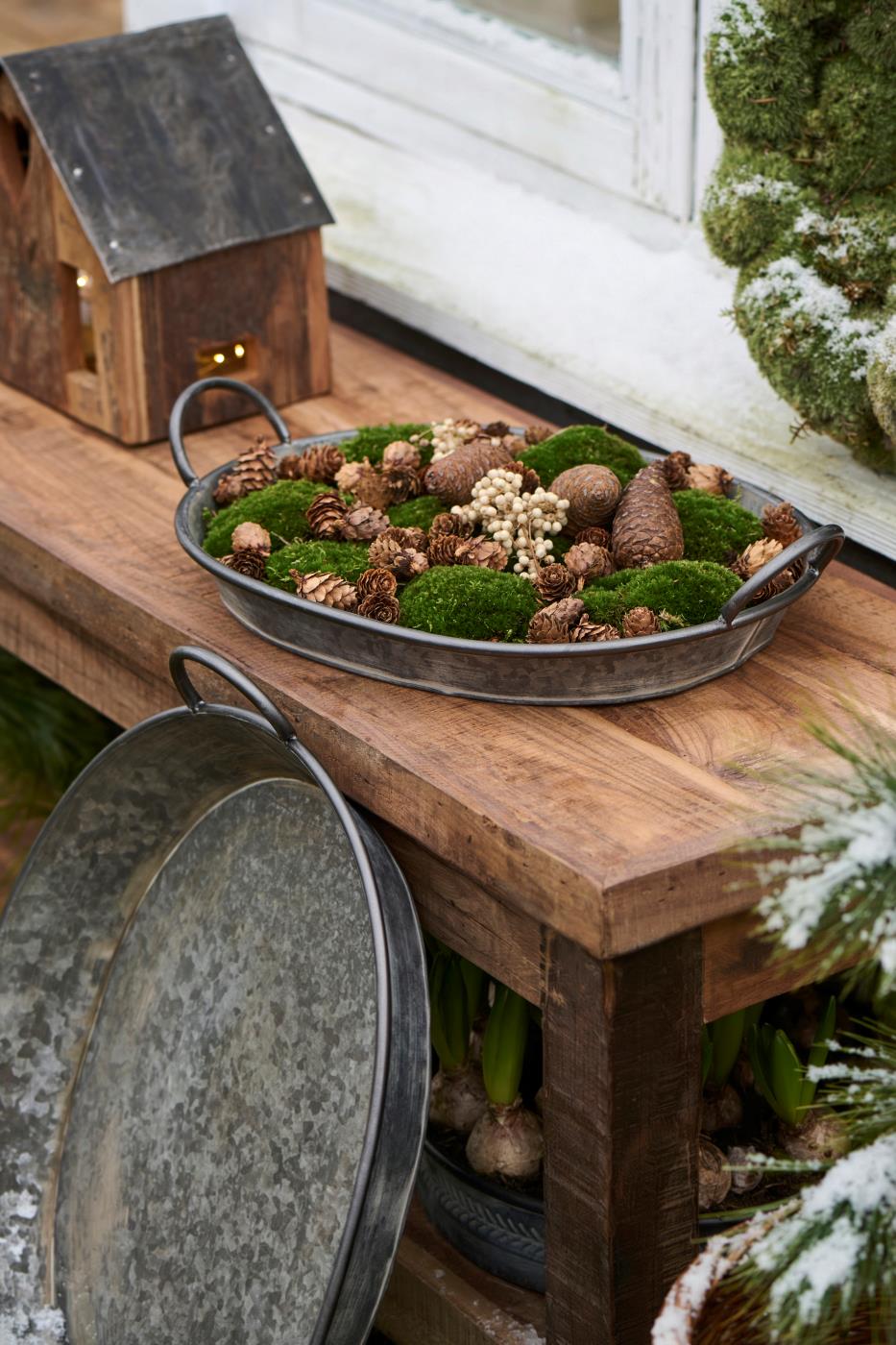 Ovalt fad med greb fra kollektionen Urban Garden fra Ib Laursen med mos og kogler som dekoration