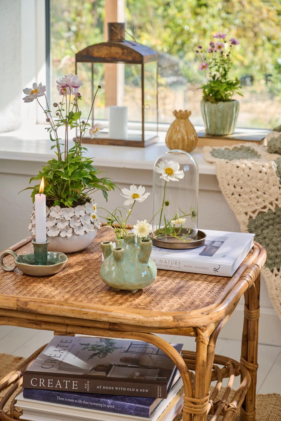 Lille bord med blomster, lys og nips fra Ib Laursen