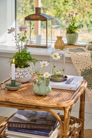 Lille bord med blomster, lys og nips fra Ib Laursen