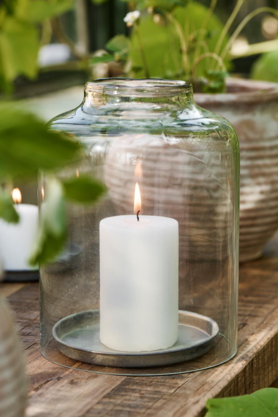 Lysbakke med kant i zink fra Ib Laursen med bloklys og glasklokke