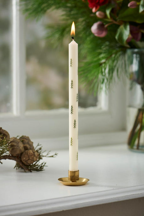 Ljusstake för värmeljus i borstad mässing med värmeljus med granmotiv