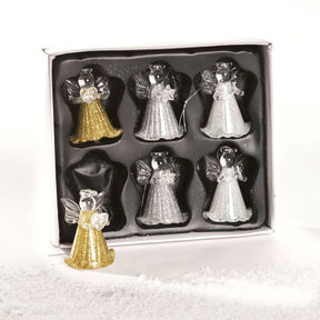 Engle i glas. To i guld, to i sølv og 2 hvide engle. Kjolerne er i farverne, mens englenes vinger, ansigt, arme og glorie er i klart glas. Hver farve engel holder en juleting i hænderne. Med snor til ophængning fra Pobra.