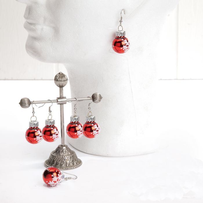 Øreringe med julekugler med snefnug på