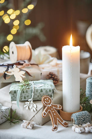 Avlång duk i linfärgad bomull från Ib Laursen med julklappar och kalenderljus