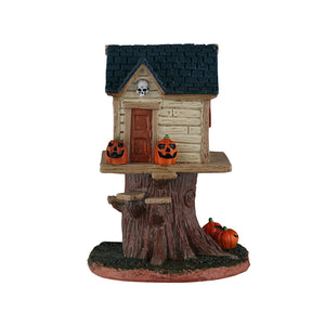 Skull Tree House træhytte med lys og græskar til Halloween dekoration