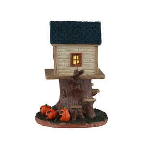 Skull Tree House træhytte med lille trappe og lys til Halloween dekoration