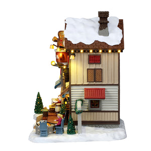 The Cocoa Shanty hus med lys til juleby fra Lemax set fra siden med udendørsservering