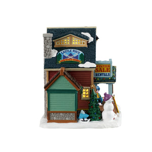 Castle Rock Ski Outfitters hus med lys til juleby fra Lemax set fra siden med snemand