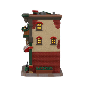 Mario's Pizzeria & Bistro med lys til juleby fra Lemax set fra siden med de små vinduer