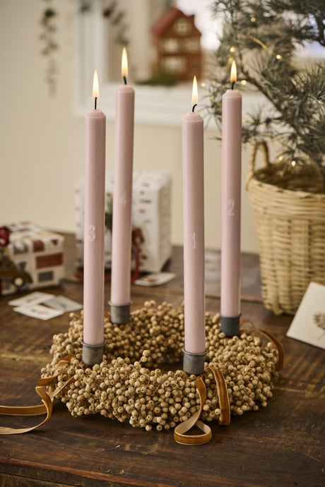 Adventskrans af træperler med rosa malva adventslys med prægede tal fra Ib Laursen
