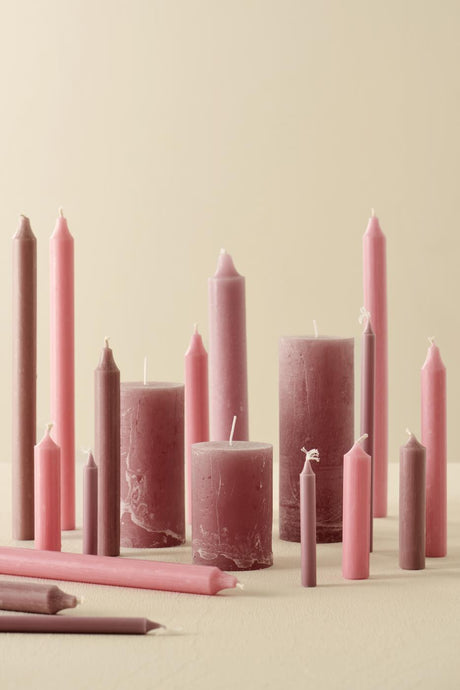 Rustika ljus i många storlekar i färgen malva rosa från Ib Laursen
