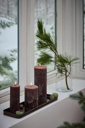 Lysbakke i vindueskarm med chokolade brune rustiklys fra Ib Laursen på