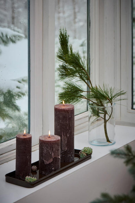 Lysbakke i vindueskarm med chokolade brune rustiklys fra Ib Laursen på