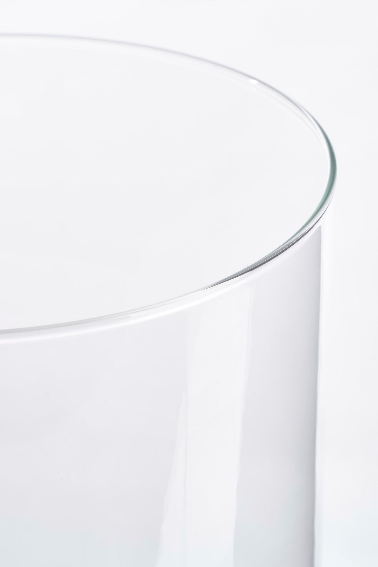 Kanten på cylinderglasvasen
