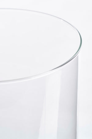 Kanten på cylinderglasvasen