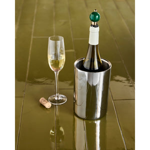 Vinkøler med sølvfinish fra House Doctor med flaske i