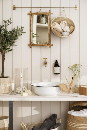 Spejl med bambuskant og svungen top fra Ib Laursen over vask i badmiljø