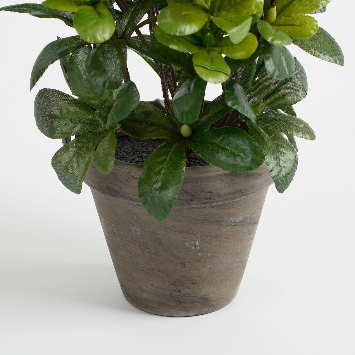 Grå lerpotte med kunstig azalea i