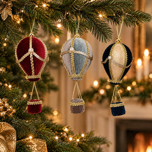 Luftballoner hænger på juletræsren med led-lys