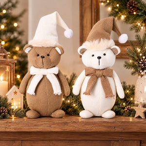 Stående vinterbjörnar i vita och bruna nyanser med mössor och rosetter