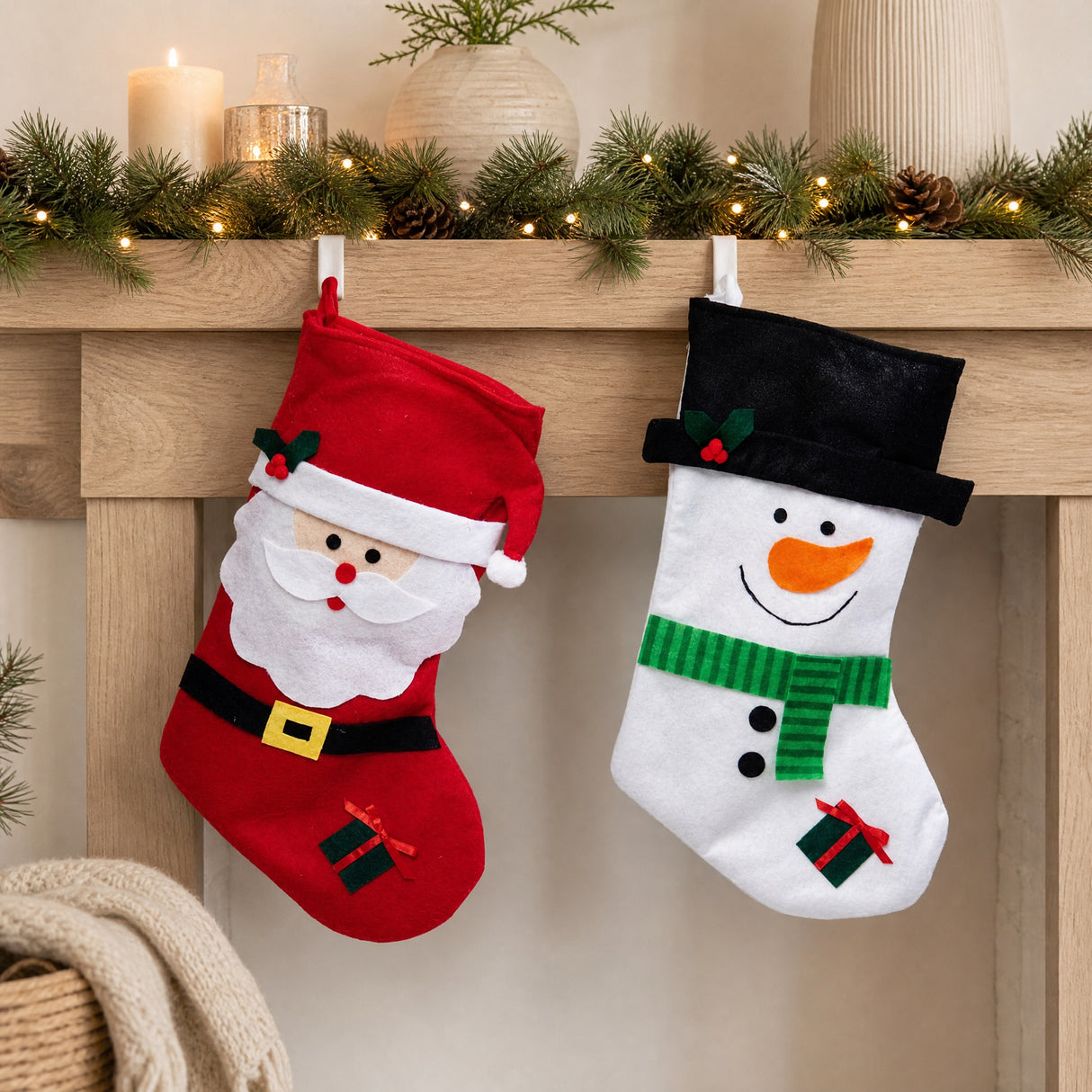 Julstrumpa med jultomte eller snögubbe