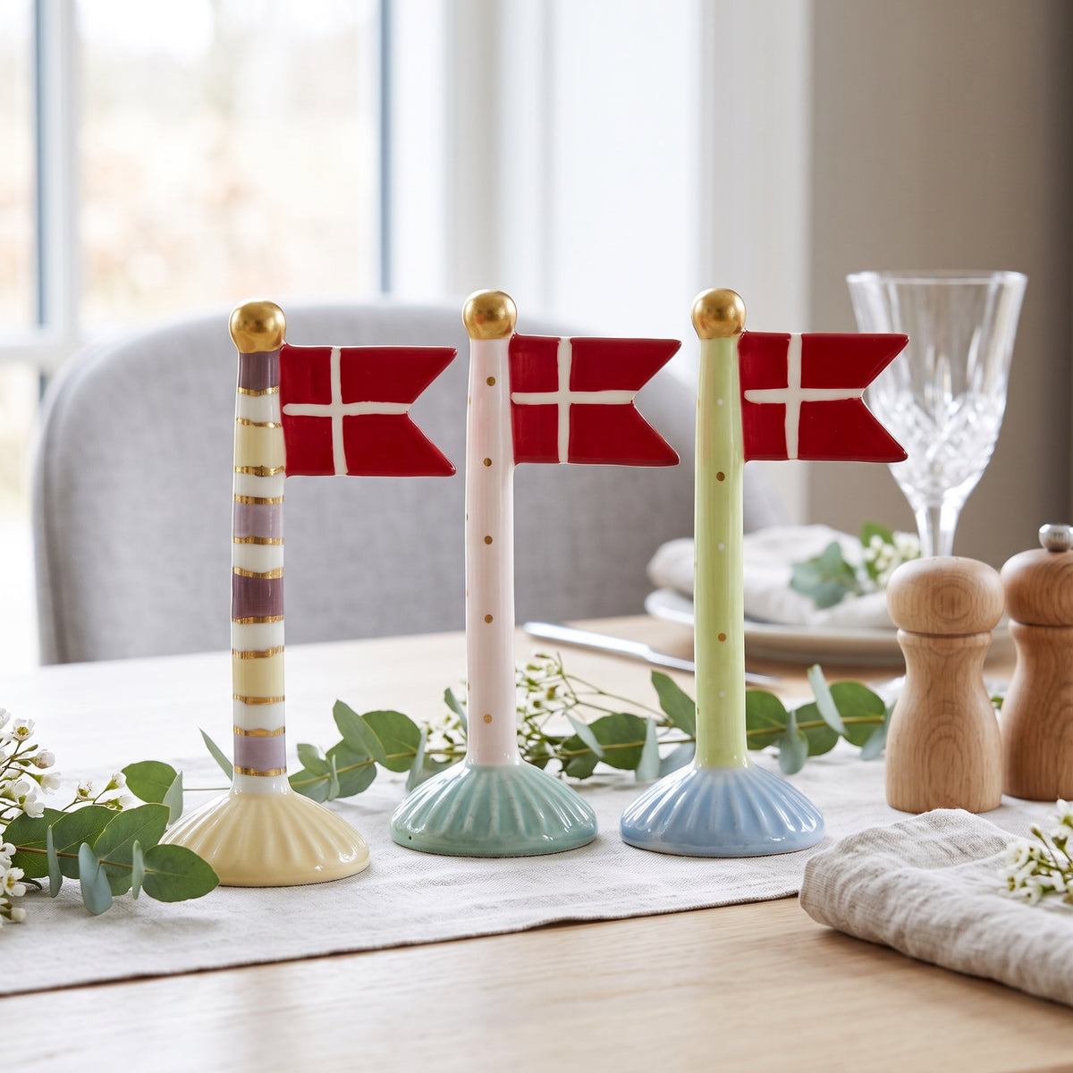 Flaggstång med spetsig flagga 14 cm hög