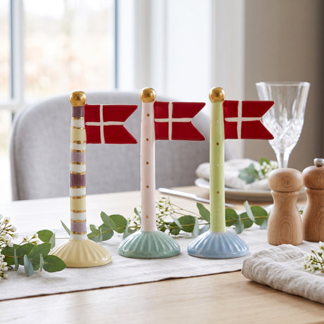 Flaggstång med spetsig flagga 14 cm hög