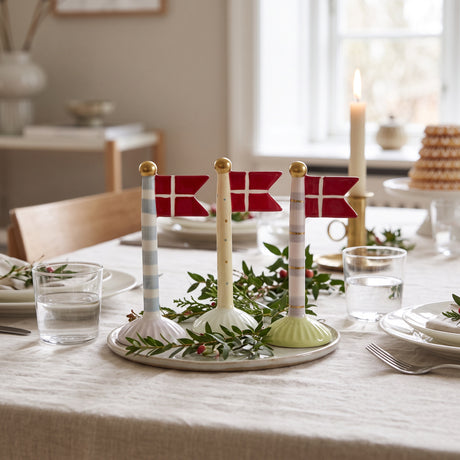 Flaggstång pastellfärgad med spetsig flagga 14 cm hög