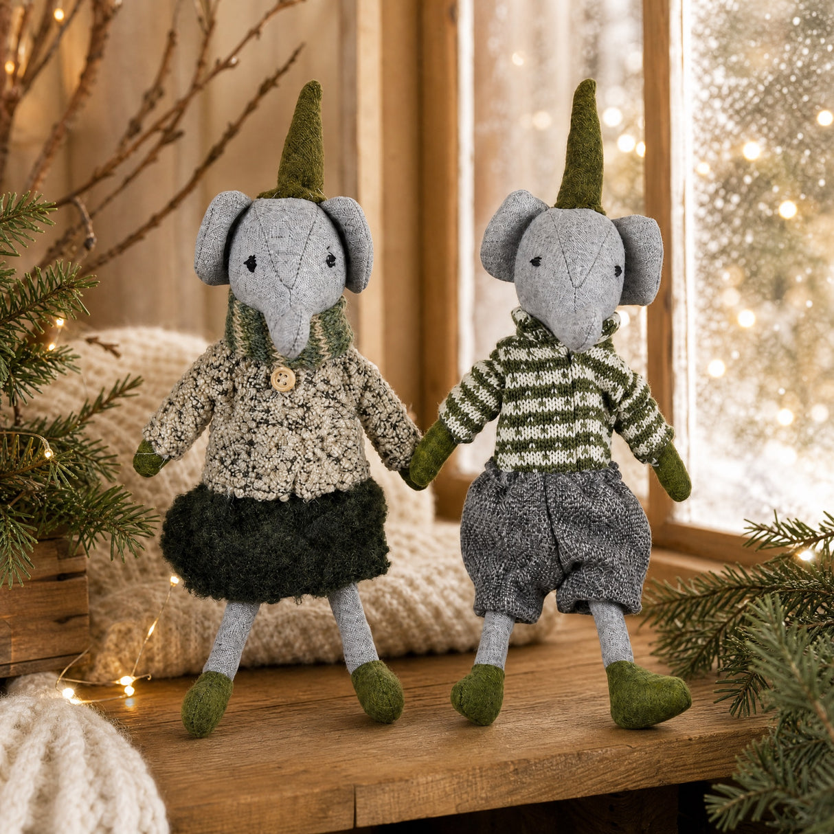 Elefant med grågröna kläder 22 cm hög
