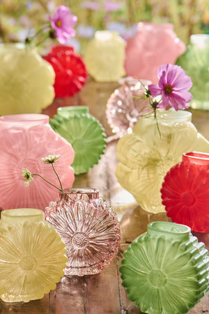 Mange blomsterformede vaser Daisy i glas fra Ib Laursen stående på et bord