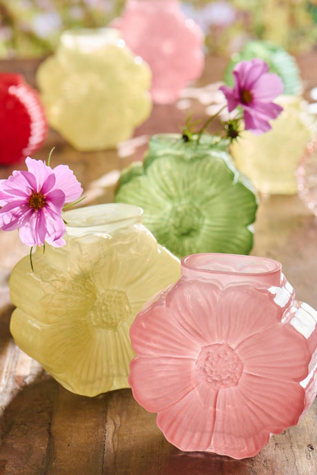 Vaser blomsterformede Daisy i glas fra Ib Laursen stående på et bord