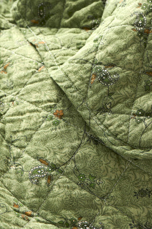 Quilt grøn med blomsterranker fra Ib Laursen set tæt på